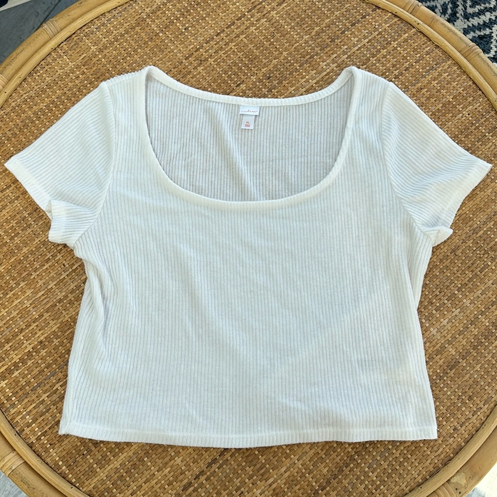 White scoop neck ribbed cropped tshirt